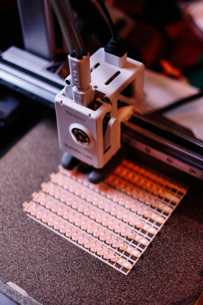 Menus High-tech machinery crafting intricate circuit boards in assembly line.